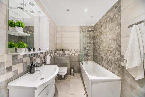 Bilik mandi di Apart-hotel on Koghbatsi 16