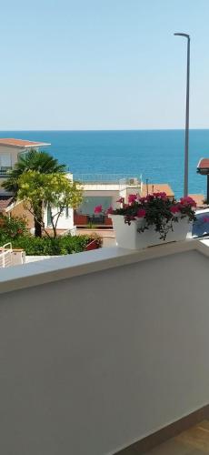 a balcony with a view of the ocean at Casa dei gerani in Montegiordano