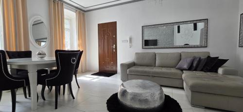 a living room with a couch and a table at Perfect Stay - "Campari Glam Apartments" in Toruń