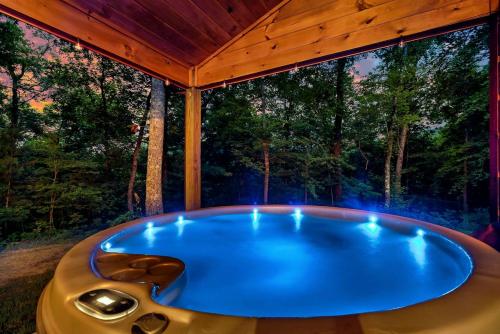 einen Whirlpool im Freien in einem Pavillon in der Unterkunft Serene Cabin with Hot-tub and Fire Pit in Pigeon Forge, Tennessee in East Fork