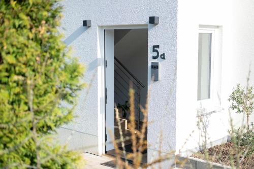 an open door of a house with the number at Lilias Ferienwohnung in Losheim