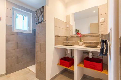 a bathroom with two sinks and a mirror at Coeur de Lavande in Vinon-sur-Verdon