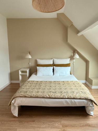 une chambre avec un grand lit dans une pièce dans l'établissement Maison agréable plouharnel, à Plouharnel