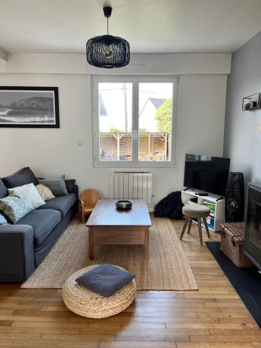 un salon avec un canapé et une table basse dans l'établissement Maison agréable plouharnel, à Plouharnel