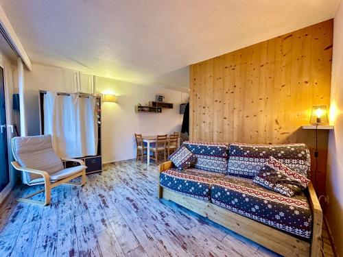 un salon avec un canapé, une table et des chaises dans l'établissement appartement 4 personnes au coeur de la station des carroz d arâches, à Arâches-la-Frasse