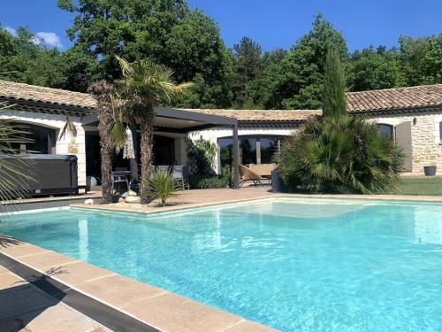 Photo de la galerie de l'établissement Stone villa in Drôme with pool, Jacuzzi, à Montmeyran