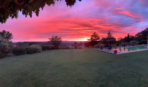 Photo de la galerie de l'établissement Stone villa in Drôme with pool, Jacuzzi, à Montmeyran