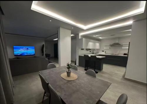 Кухня или кухненски бокс в Amara - Almalqa 3BR Aprt R4