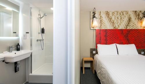 Bilik mandi di ibis Plymouth