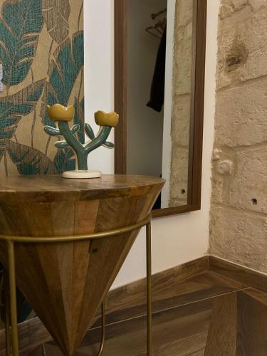 a wooden table with a plant on it in a room at Dimore Remegi in Brindisi