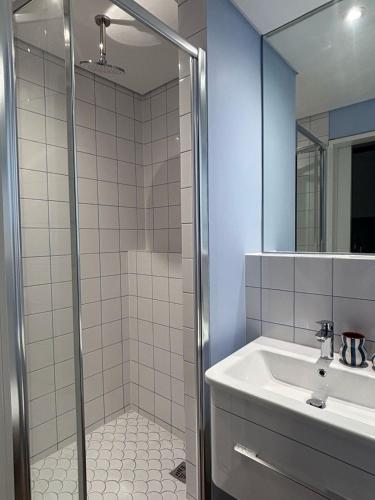 ケープタウンにあるCozy Studio with Pool at Zeeland Pier - 906のシャワーと洗面台付きのバスルーム