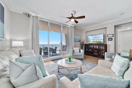 un soggiorno con un divano e un tavolo di Indigo Unit 503W a Pensacola