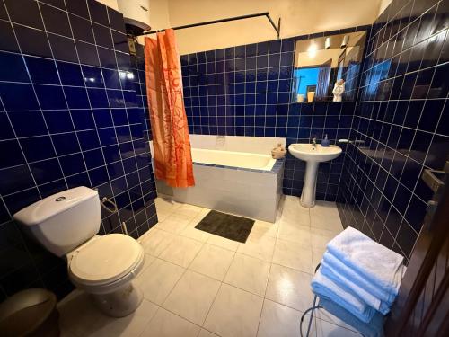 Ένα μπάνιο στο Villa avec piscine privée, personnel, cuisinier, plage, jardin