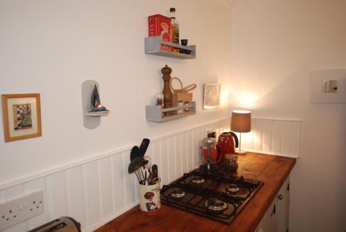 uma cozinha com um fogão e uma bancada de madeira em Tigín Tuí em Carndonagh