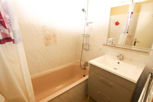 une salle de bain avec une baignoire, un lavabo et une douche dans l'établissement Maison climatisée avec terrasse à st Cyprien, à Saint-Cyprien