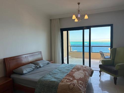 ハルガダにあるPanoramic Sea Viewのベッドがあり海が見える寝室