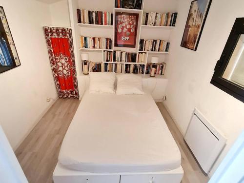 - un lit dans une chambre avec des étagères dans l'établissement T3 avec Piscine, Tennis et Parking à 200m de la Plage - FR-1-316-73, à Six-Fours-les-Plages