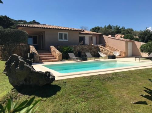 une maison avec une piscine dans une cour dans l'établissement Villa Ysee, à Porto-Vecchio