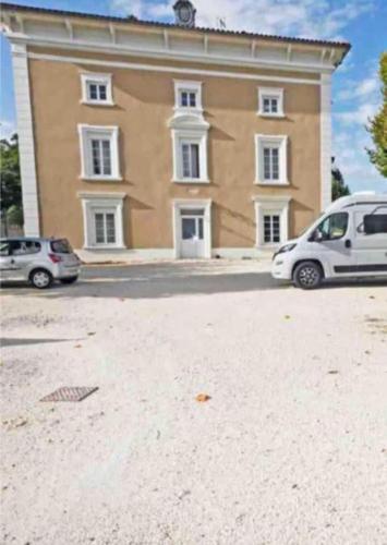 Deux voitures garées devant un grand bâtiment dans l'établissement Sublime T3, Private Parking, à Saint-Quentin-Fallavier