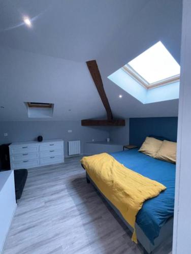 une chambre avec un lit et une lucarne dans l'établissement Sublime T3, Private Parking, à Saint-Quentin-Fallavier