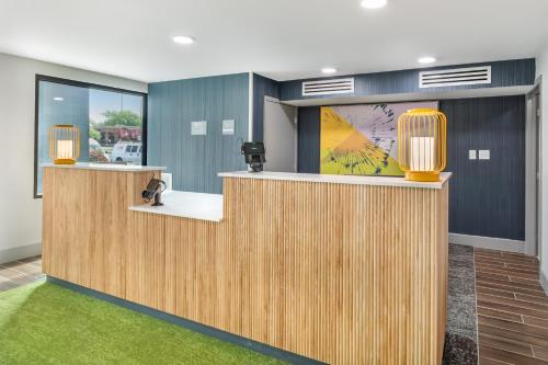 a hair salon with a reception desk and green carpet at Spark by Hilton Knoxville North I-75 in Knoxville