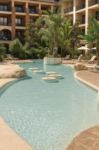 une piscine en face d'un grand bâtiment dans l'établissement Appartement 3 pièces piscine proche plage et Cannes, à Cannes