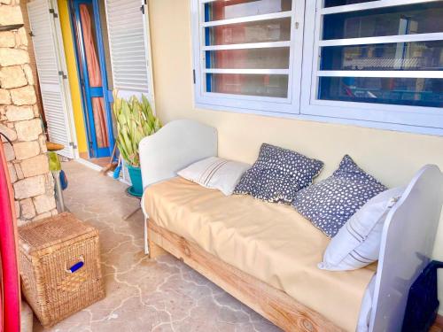 a couch in a room with a window at Terrasse sur l'océan in Tarrafal