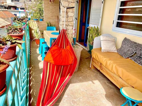 a room with a hammock on the side of a house at Terrasse sur l'océan in Tarrafal