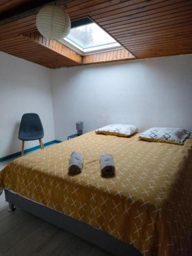 une chambre avec un grand lit avec une fenêtre dans l'établissement CAP NATURE Le Chalet -horaires adaptables- Idéal PROS et GROUPES, à Boulazac