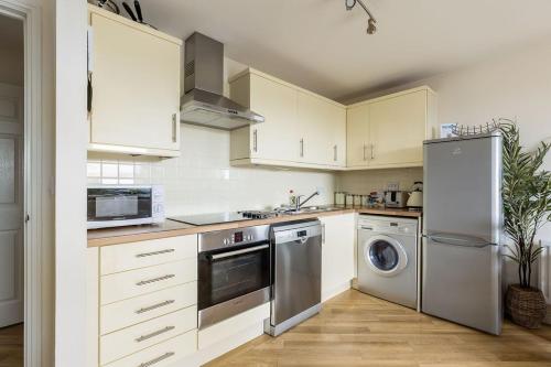 Dapur atau dapur kecil di Bay Retreat- Moments from Hamworthy Park