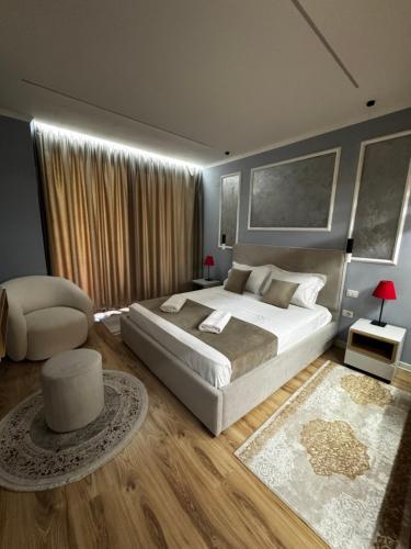 Una cama o camas en una habitación de Sky & Sea View Luxury Apartments