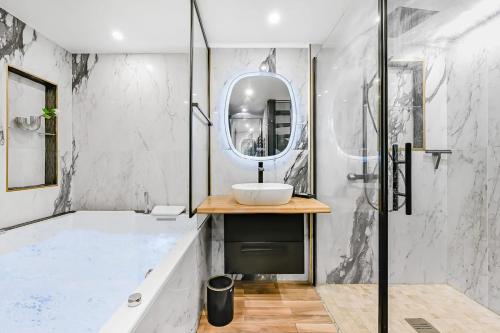 Photo de la galerie de l'établissement Jacuzzi & Balneotherapy for a passionate couple, à Paris