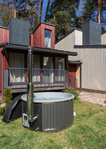 ユールマラにあるRuby Oasis in Jurmalaの庭にホットタブ付きの家