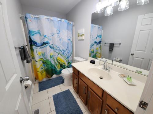 Ένα μπάνιο στο Sunkissed Casa- Close to HardRock and Boardwalk!