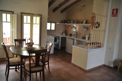 a kitchen and dining room with a table and chairs at Casa Rural Jijona in Jijona