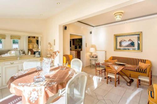 Гостиная зона в Mini Paradise Salamina - Private Pool Retreat