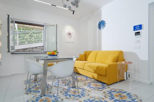 Khu vực ghế ngồi tại Sea View Luxury Apartments