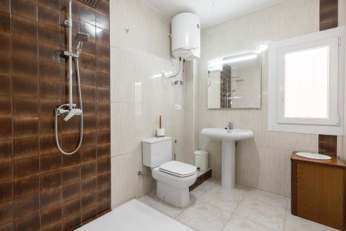 ein Badezimmer mit Toilette, Waschbecken und Dusche in der Unterkunft Casa Teresa Deltebre in Deltebre