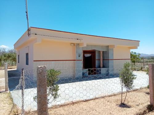 Το κτήριο όπου στεγάζεται  η παραθεριστική κατοικία