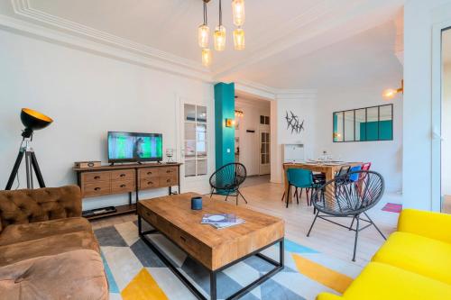 un salon avec un canapé et une table dans l'établissement Grand Place - Appartement tout confort balcon, 4ch, à Lille