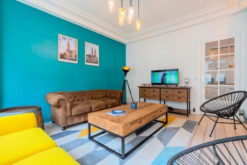 un salon avec un canapé et une table dans l'établissement Grand Place - Appartement tout confort balcon, 4ch, à Lille
