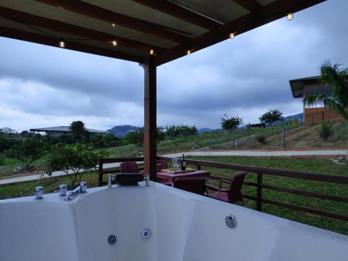 a bath tub with a view of a road at Nido Acacias Cabaña espectacular Colibrí in Acacías