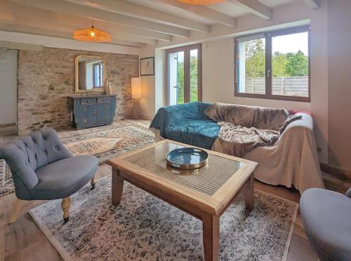 un salon avec un canapé et une table basse dans l'établissement Villa Leonic - Piscine et Jacuzzi, à La Forêt-Fouesnant