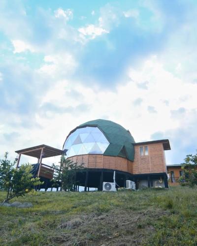 a house with a dome on top of a field at Nido Acacias Cabaña espectacular Colibrí in Acacías