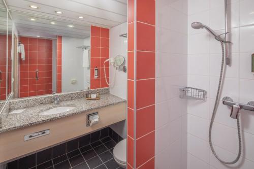 łazienka z prysznicem i umywalką w obiekcie Lotus Therme Hotel & Spa w Hévízie