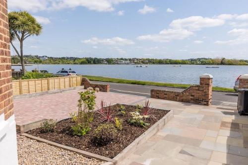 un patio con vistas a un cuerpo de agua en Park Lake View - Poole Park Lake Views, en Poole