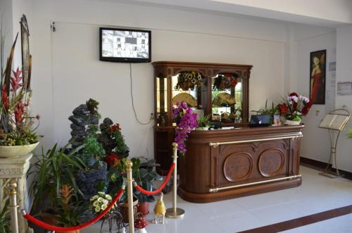 a room with a mirror and some plants and flowers at Martiniuc Smart House 2 in Costinesti