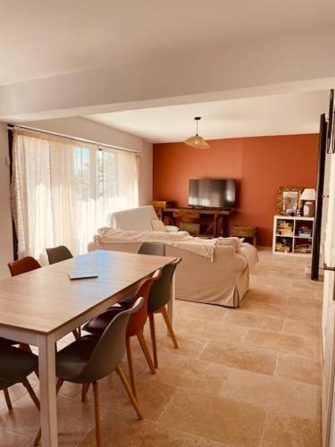 un salon avec une table et un canapé dans l'établissement Montagnac Village House - Verdon, à Montagnac