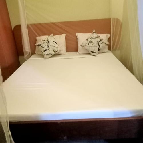 Postel nebo postele na pokoji v ubytování Topville Hotel Mombasa