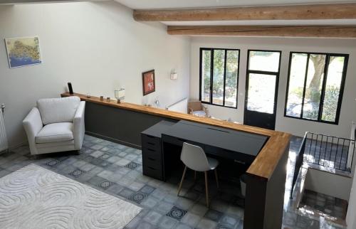 La salle de bains est pourvue d'un bureau et d'une chaise. dans l'établissement CABASSOLs, à Vauvenargues